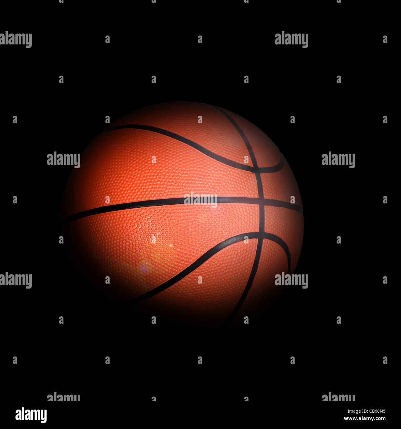 Basketball Ball mit dunklen Kanten auf schwarzem Hintergrund, Sport-Konzept Stockfoto