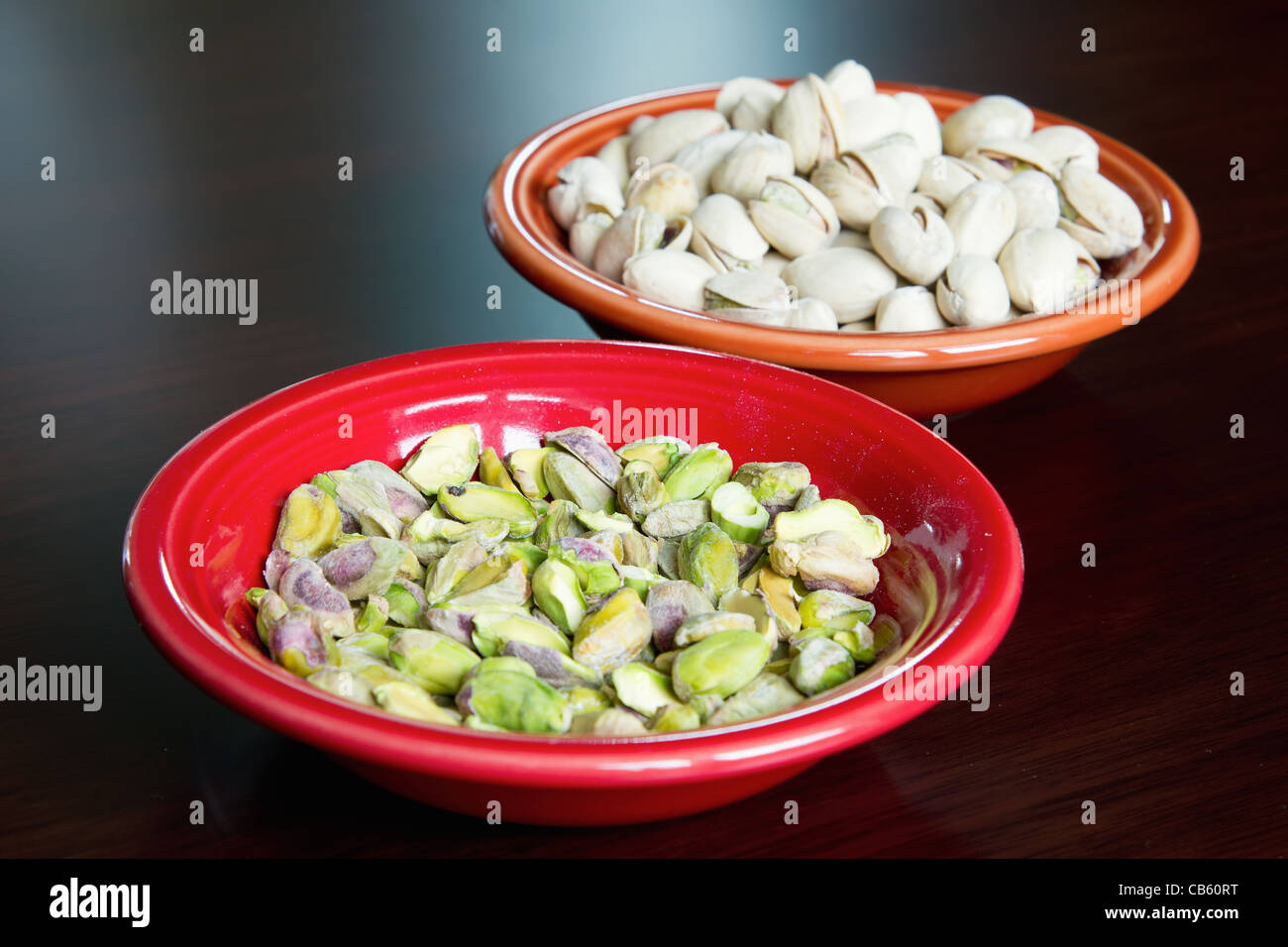 Zwei Schalen von geschälte und ungeschälte Pistazien Stockfoto