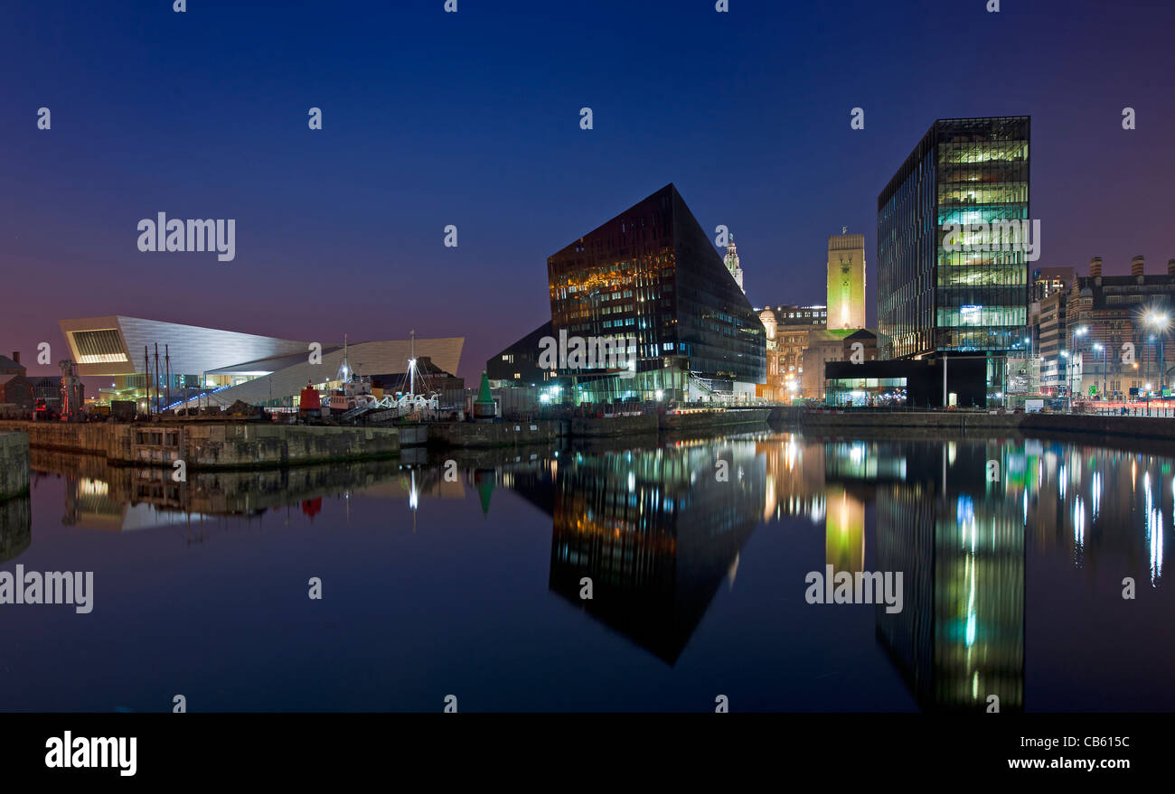 Nachtansicht über Canning Dock in Liverpool am Wasser Stockfoto