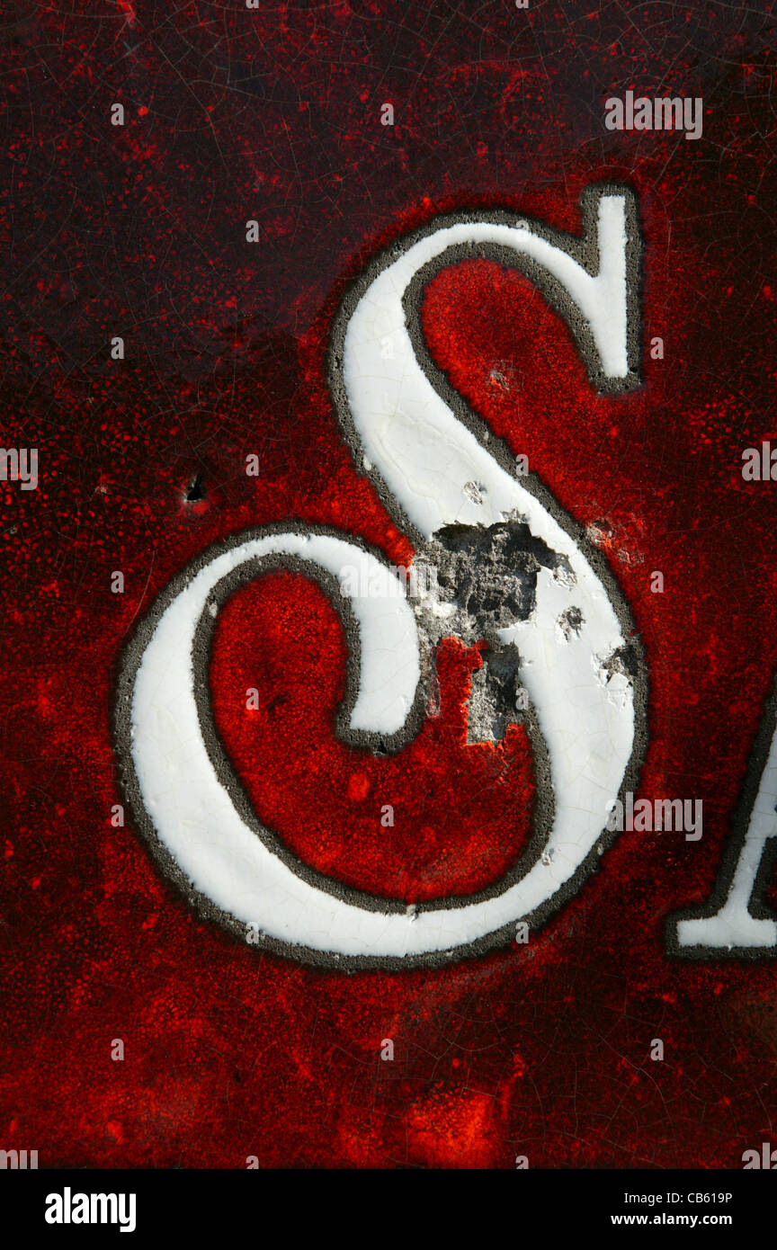 Weiße Schrift S auf einem roten Emaille-Schild in Frankreich Stockfoto