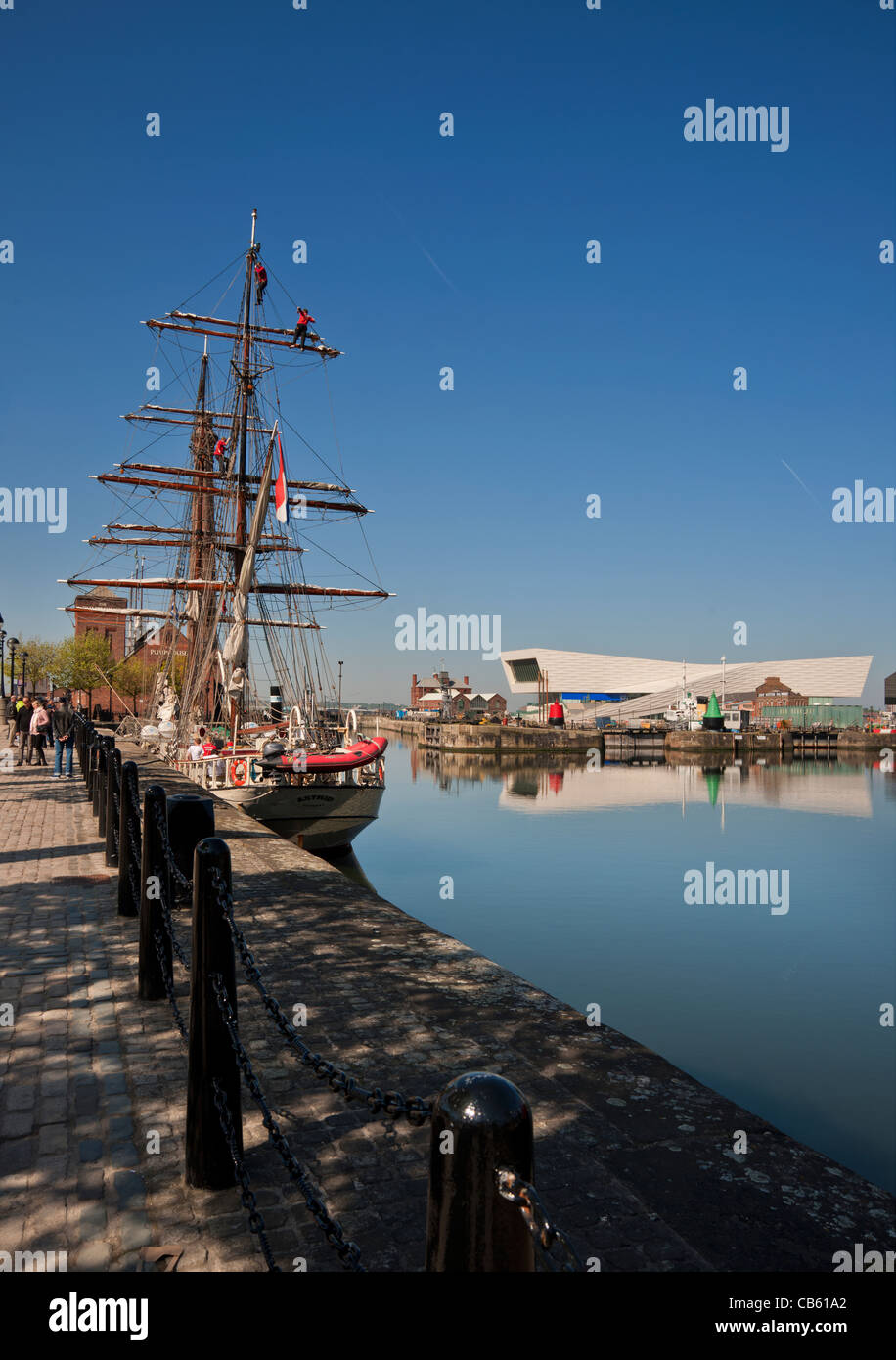 Segelschiff vor Anker in Canning halbe Tide Dock, Liverpool mit New Museum sichtbar im Hintergrund Stockfoto