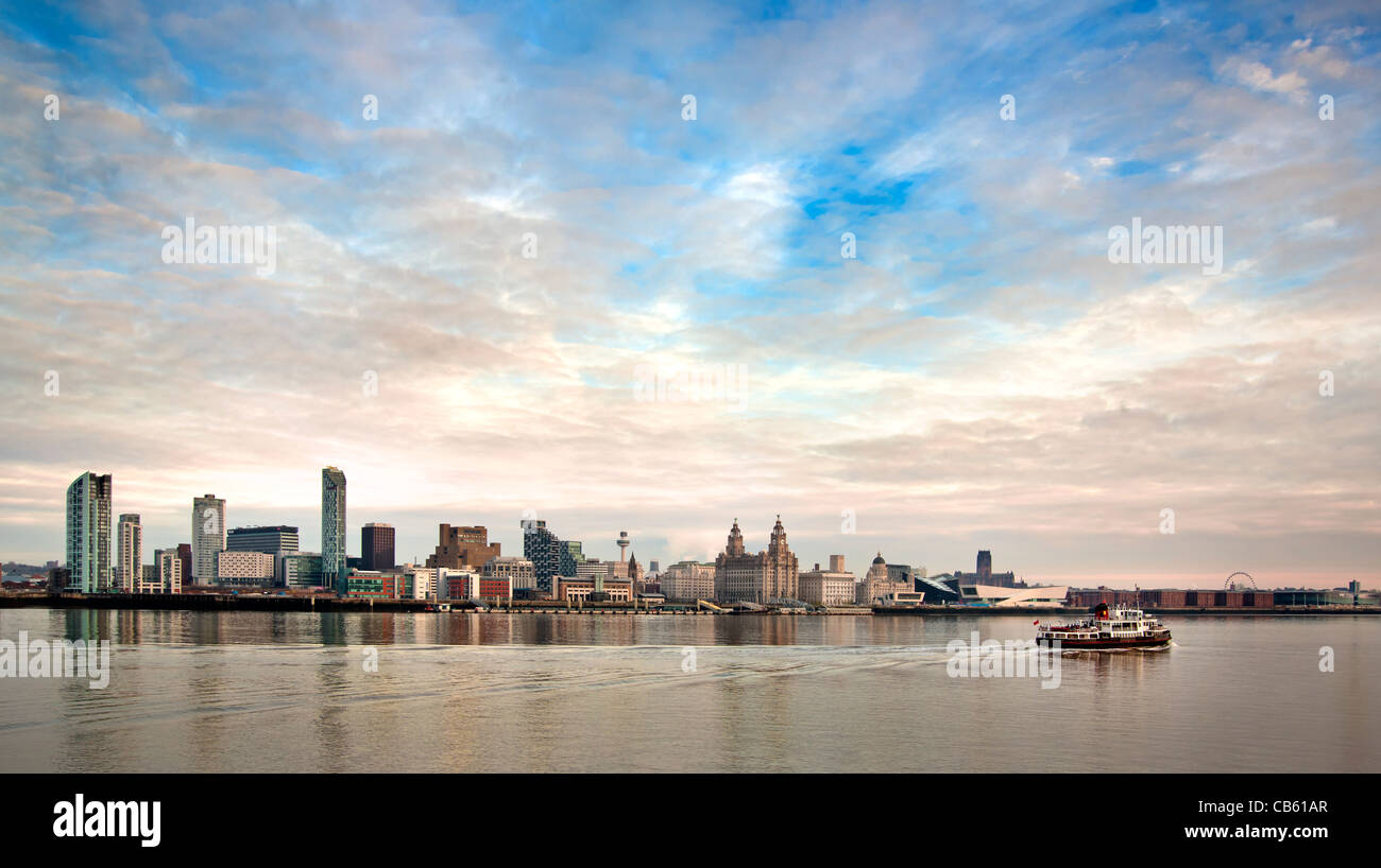 Fähre über den Fluss Mersey vor der Skyline der Stadt Liverpool Stockfoto