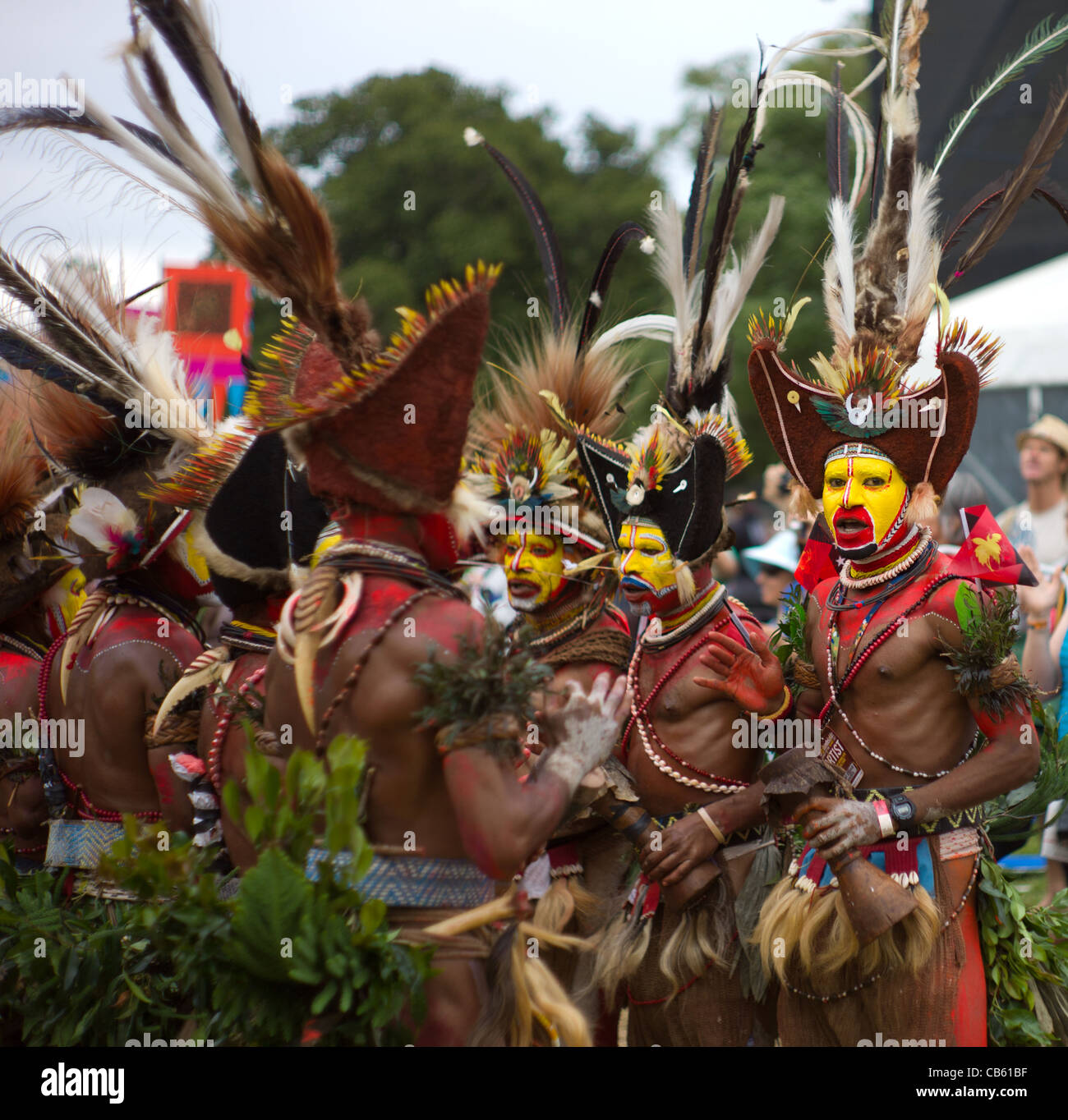 Papua-Neu-Guinea Tribal Highland Männer führen bei Womad Festival Perücke Männer Stockfoto