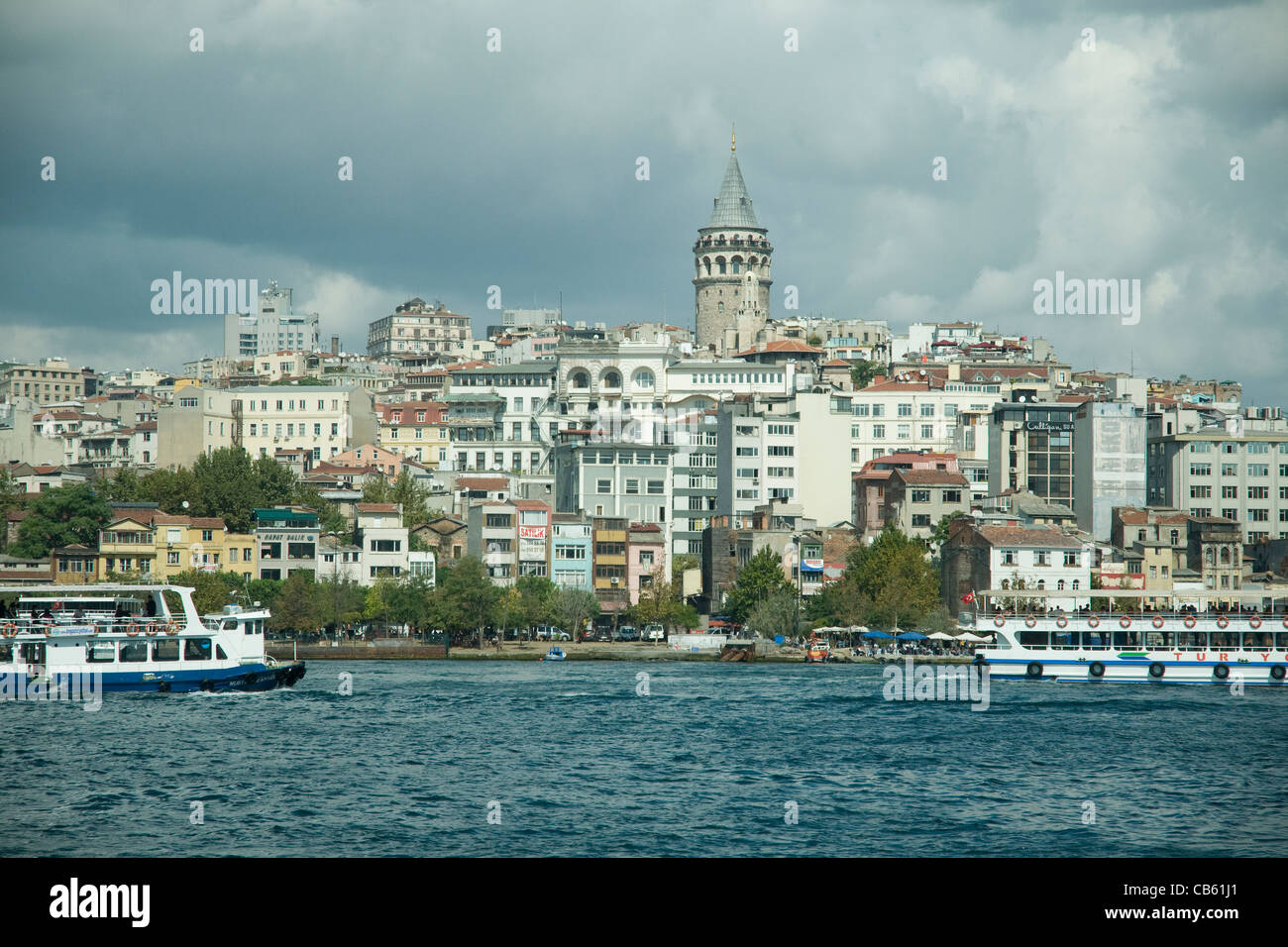 Freuen uns über das Goldene Horn Wasserstraße Galata aus Istanbuls Eminönü Platz Stockfoto
