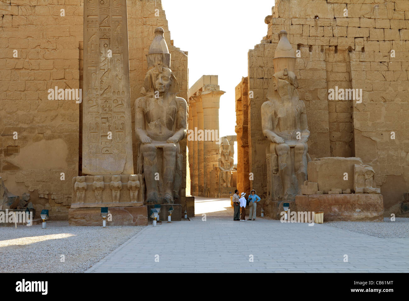 Der Eingang des Luxor-Tempels in der Morgendämmerung Stockfoto