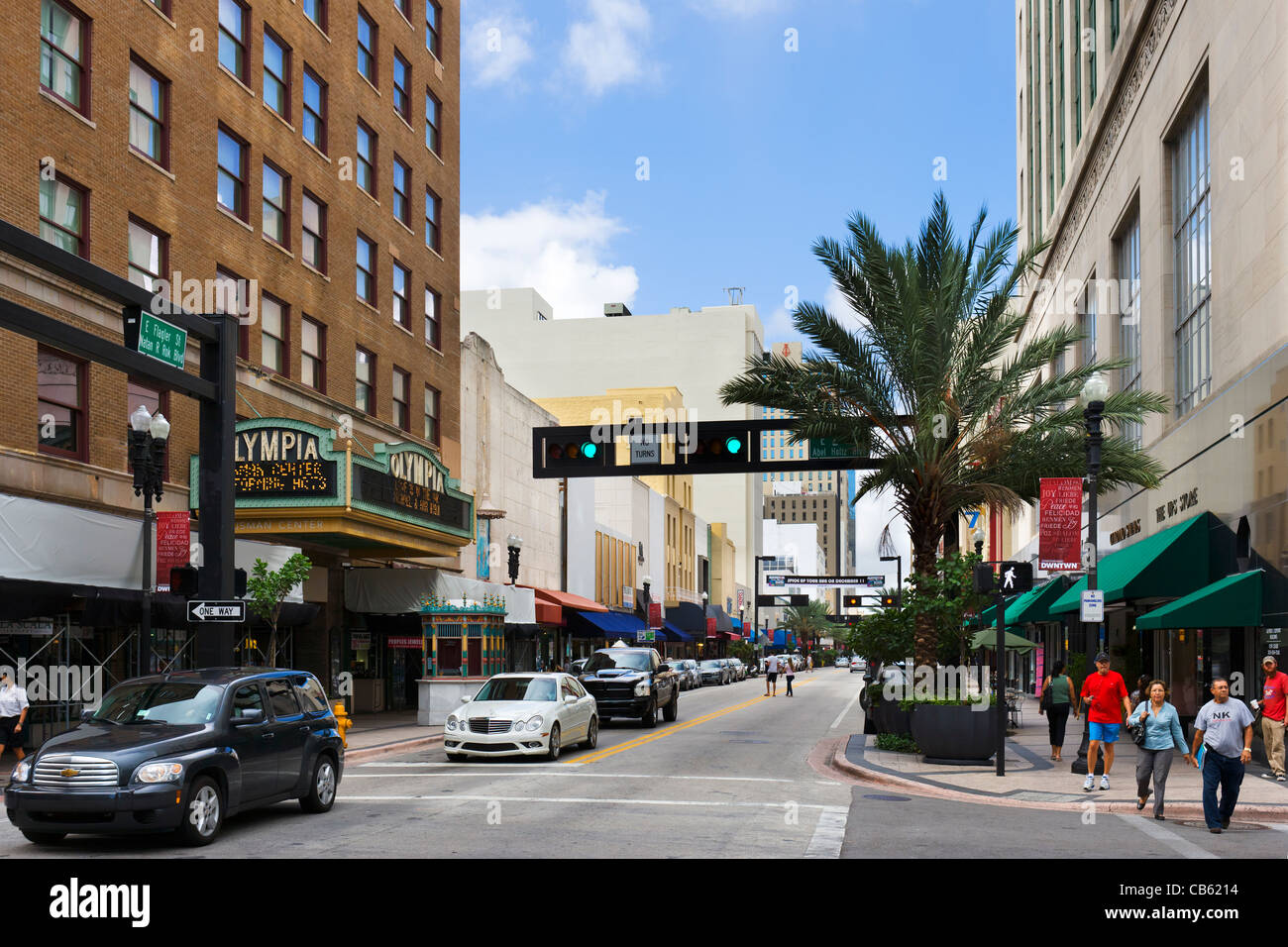 Geschäfte und Olympia Theater am East Flagler Street in der Innenstadt von Miami, Florida, USA Stockfoto