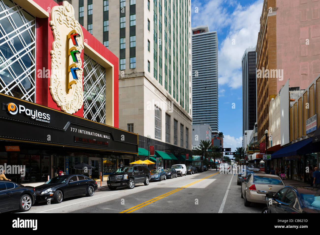 Geschäfte auf der East Flagler Street in der Innenstadt von Miami, Florida, USA Stockfoto