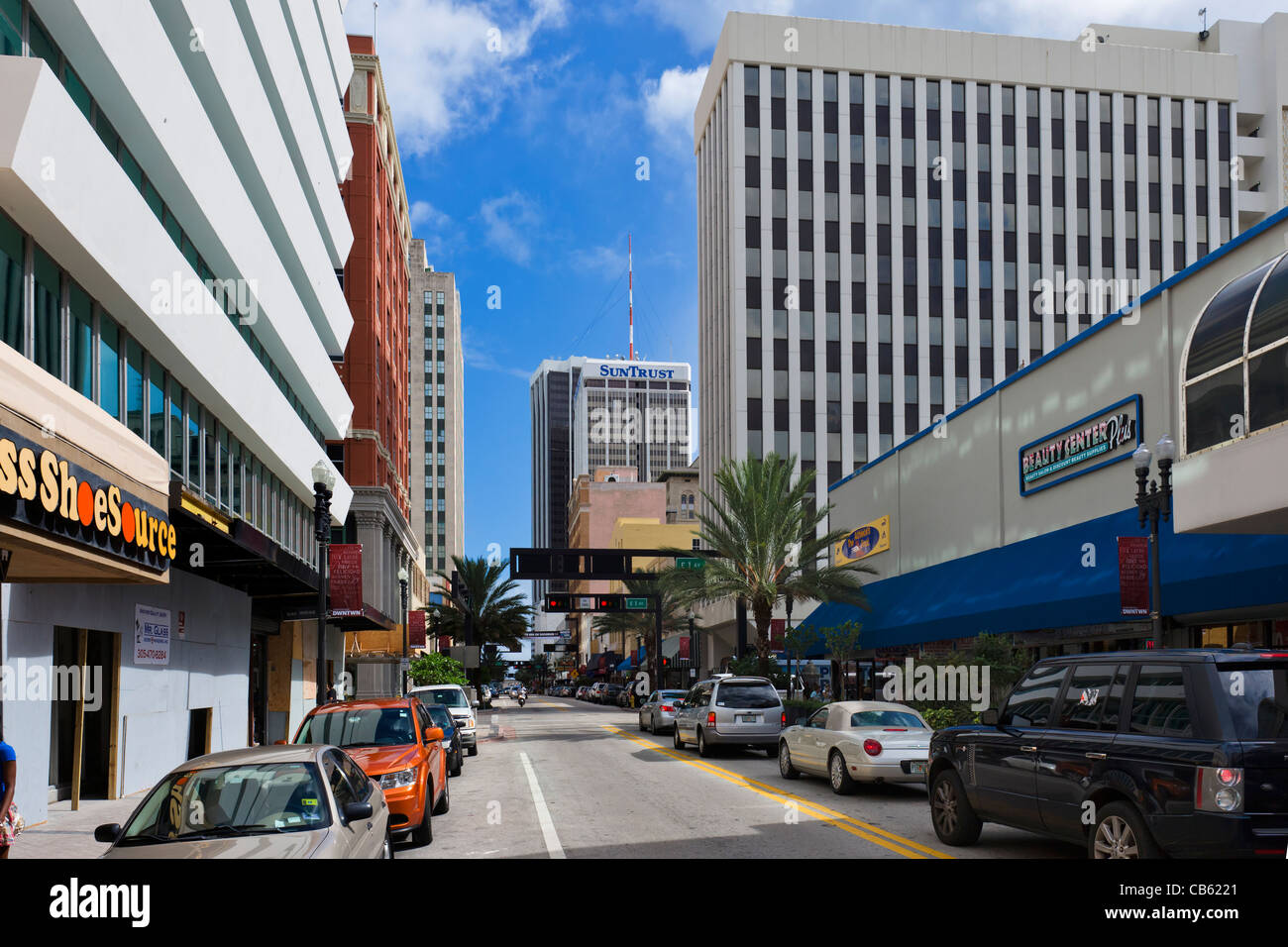 Geschäfte auf der East Flagler Street in der Innenstadt von Miami, Florida, USA Stockfoto