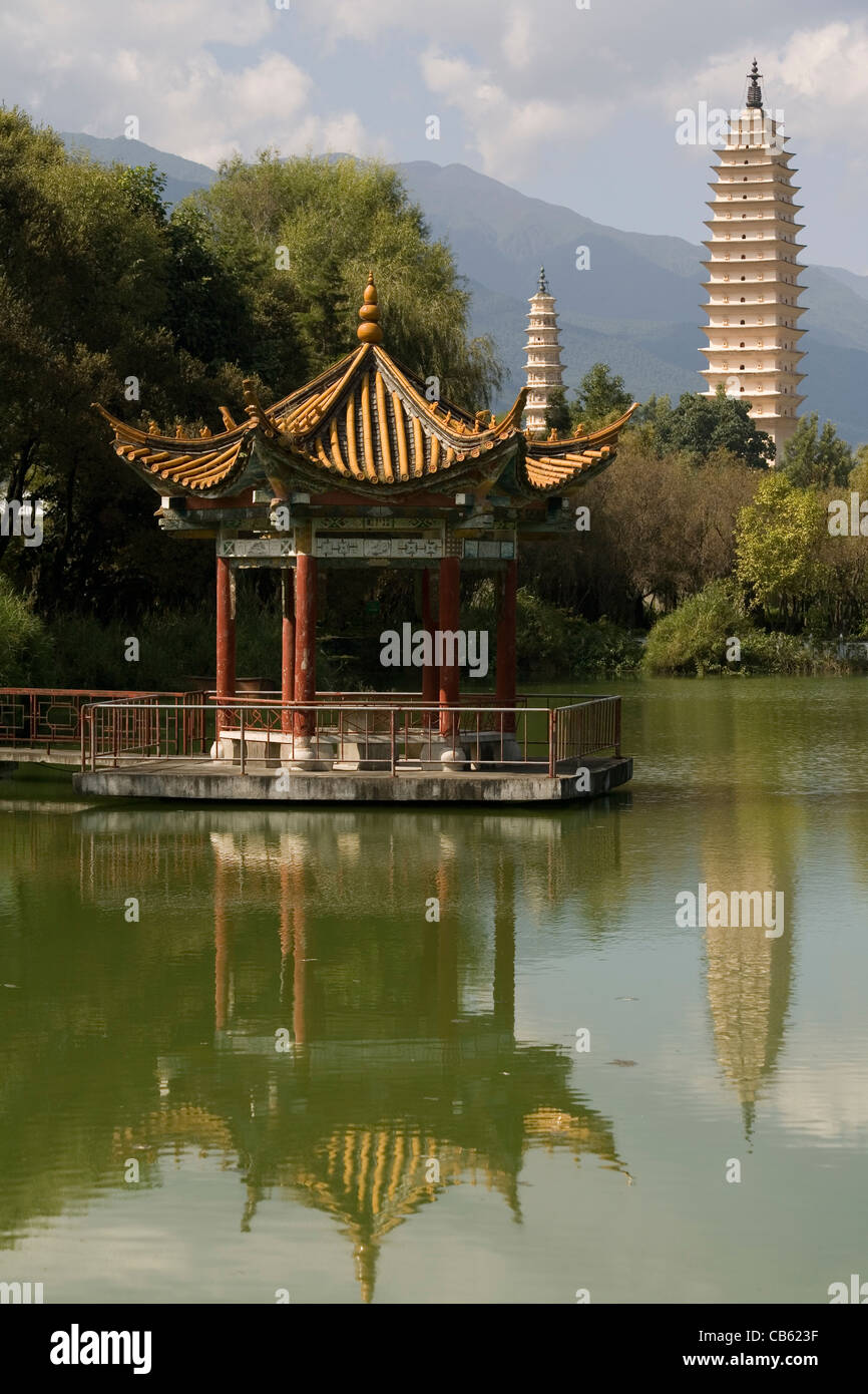 China Yunnan Dali Pagoden & Pavillon von Mirror lake Stockfoto