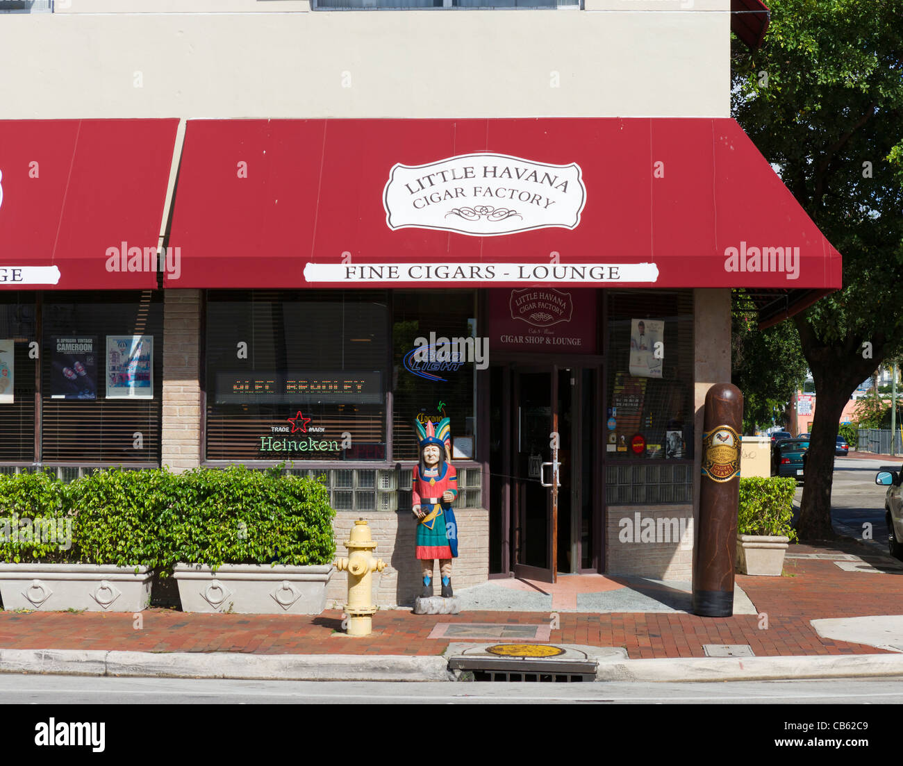 Zigarren-Lounge auf der Calle Ocho (SW 8th Street) in Little Havana, Miami, Florida, USA Stockfoto