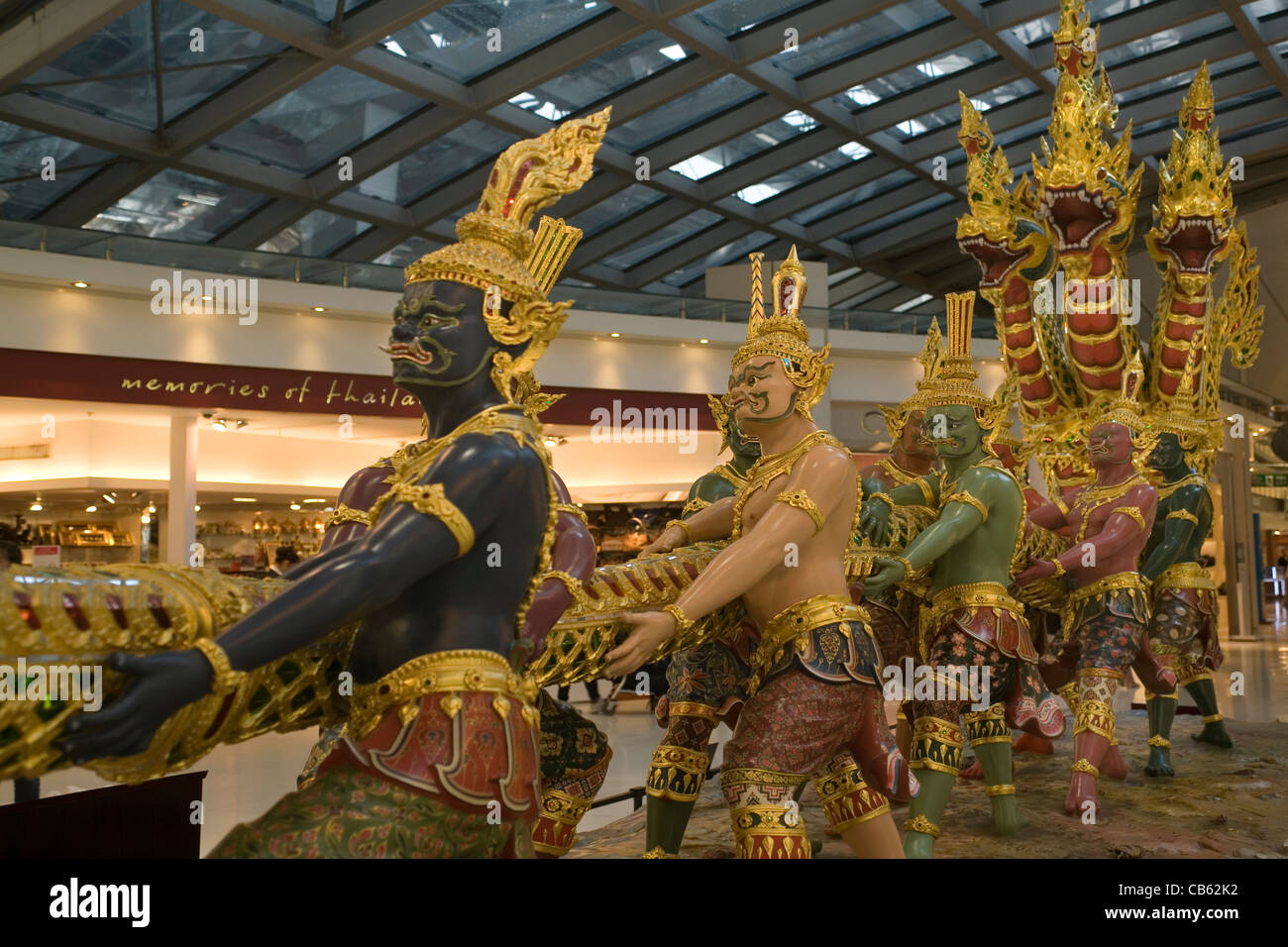 Thailand Bangkok Suvarnabhumi Flughafen "Churning des Ozeans Milch" display Stockfoto