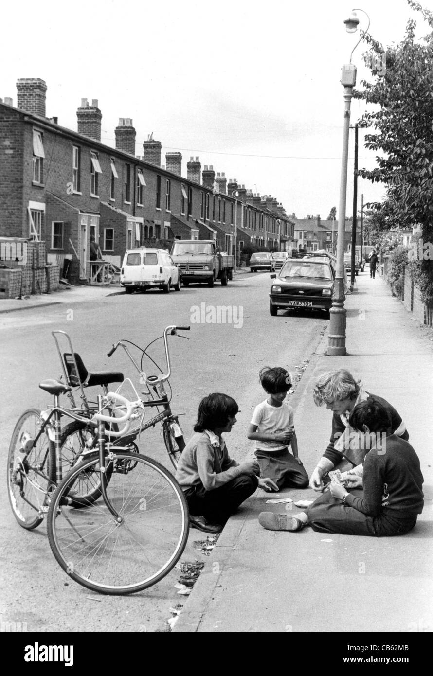 Jungen Spielkarten auf Bürgersteig in Whitmore Gründe Wolverhampton England Großbritannien 1978 Stockfoto