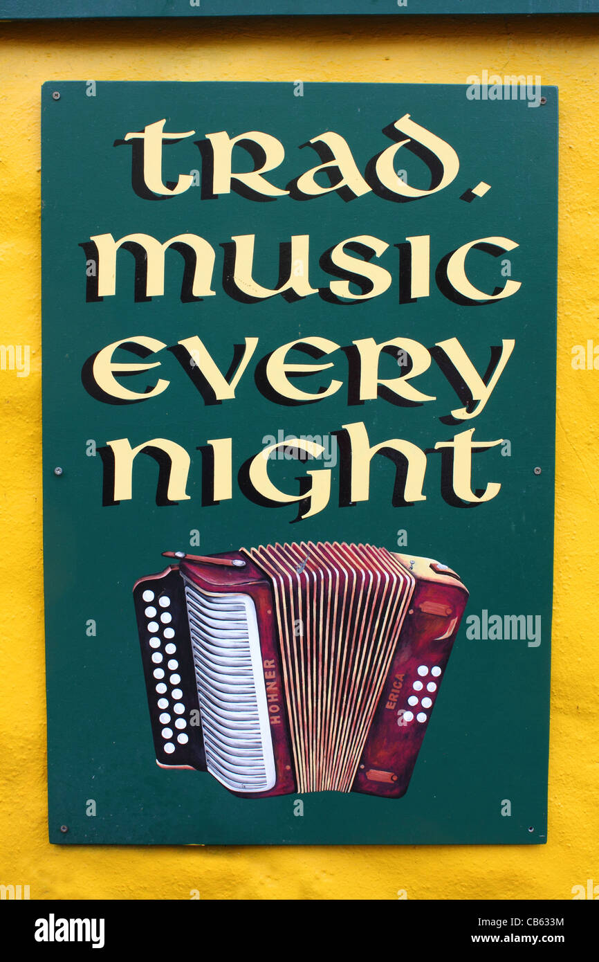 Melden Sie Werbung traditionellen irischen Musik vor einem Pub in der Stadt Dingle, County Kerry, Irland Stockfoto