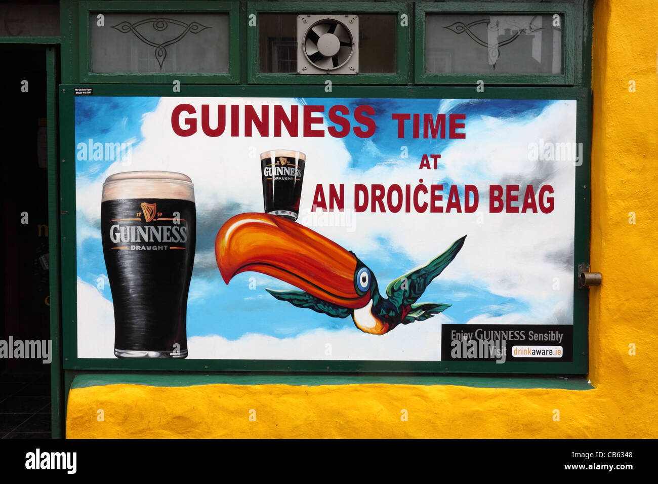 Guinness-Kunstwerk vor einem Pub in der Stadt Dingle, County Kerry, Irland Stockfoto