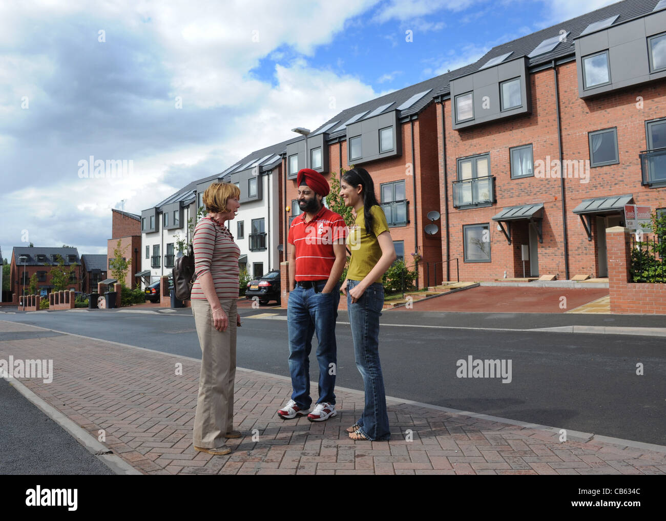 Nachbarn reden bauseits modernen Wohnens in Wolverhampton England Uk Stockfoto