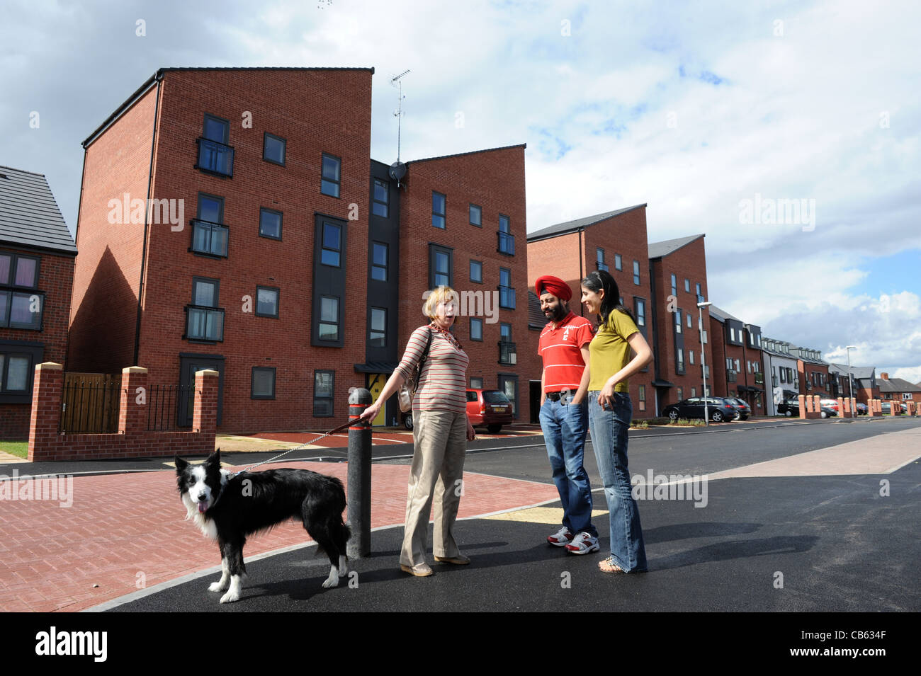 Nachbarn reden bauseits modernen Wohnens in Wolverhampton England Uk Stockfoto