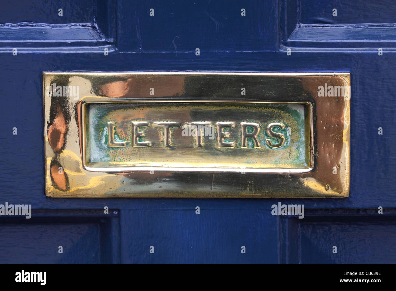 Traditionellen Messing Briefkasten in eine Holztür Stockfoto