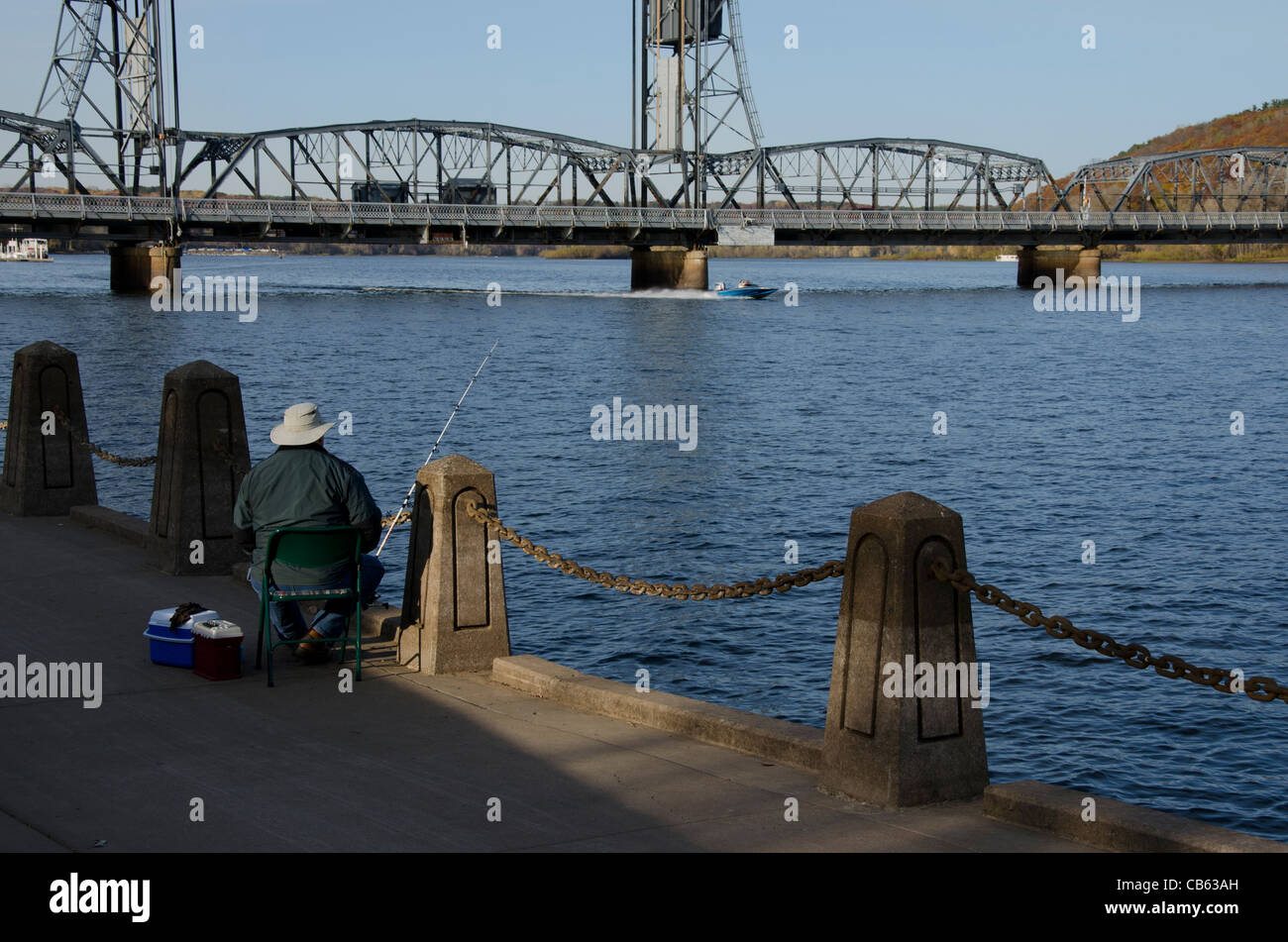 Angeln in St. Croix River in Stillwater, Minnesota in der Nähe der Antenne Hubbrücke Mann Stockfoto