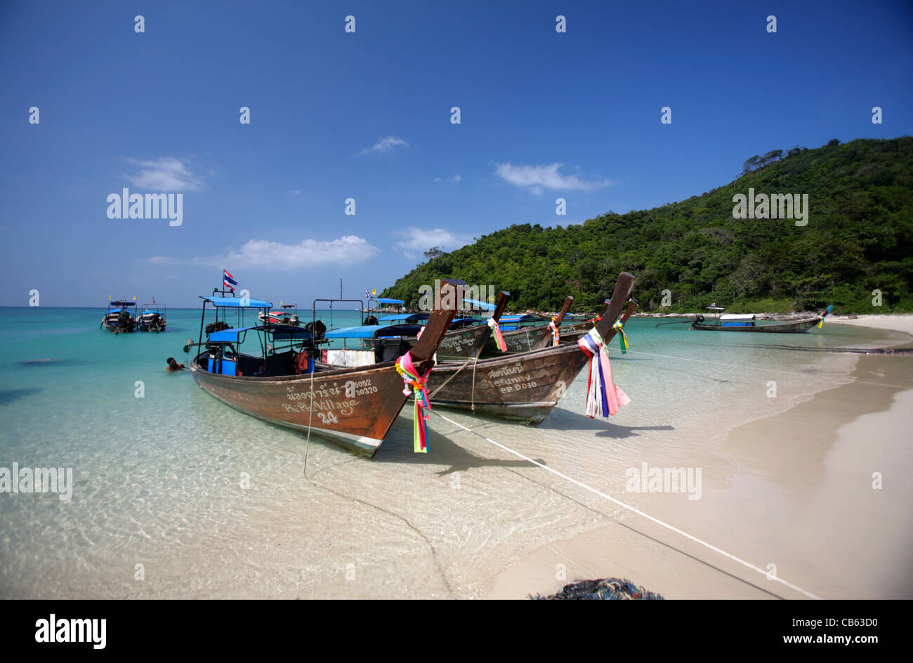 Long-Tail-Boote im Loh Lana Bay, Phi Phi Don Island, Thailand Stockfoto