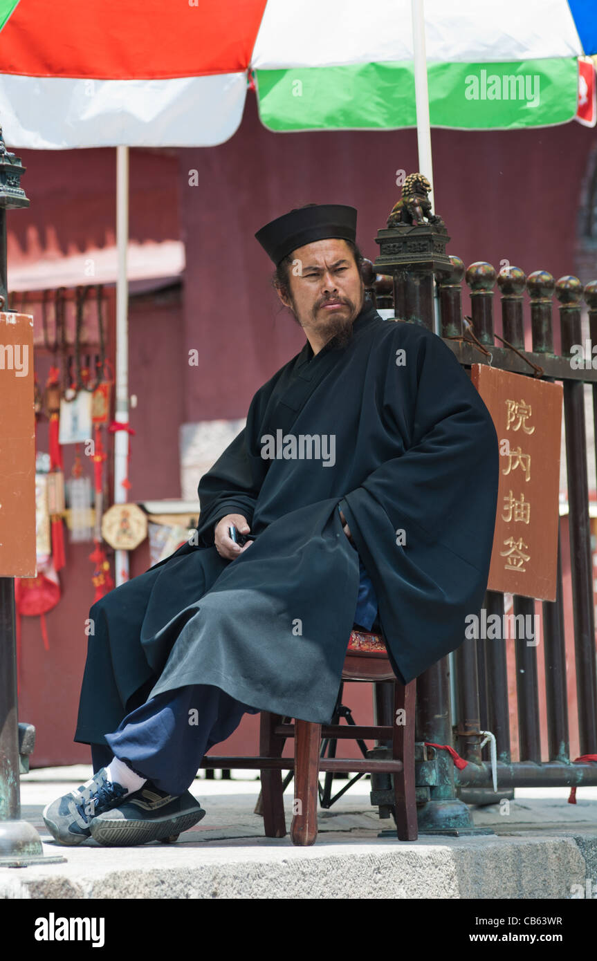 Taoistischen Mönch mit einer zellulären, Taishan, China Stockfoto