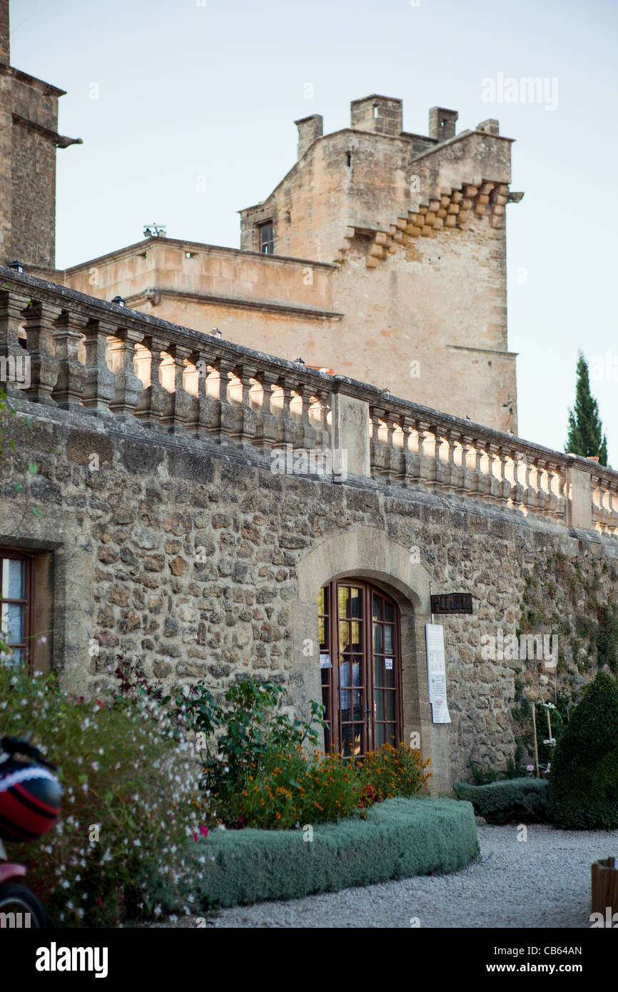 Ein altes Gebäude aus Stein ist ein Restaurant in der Provence, Frankreich Stockfoto