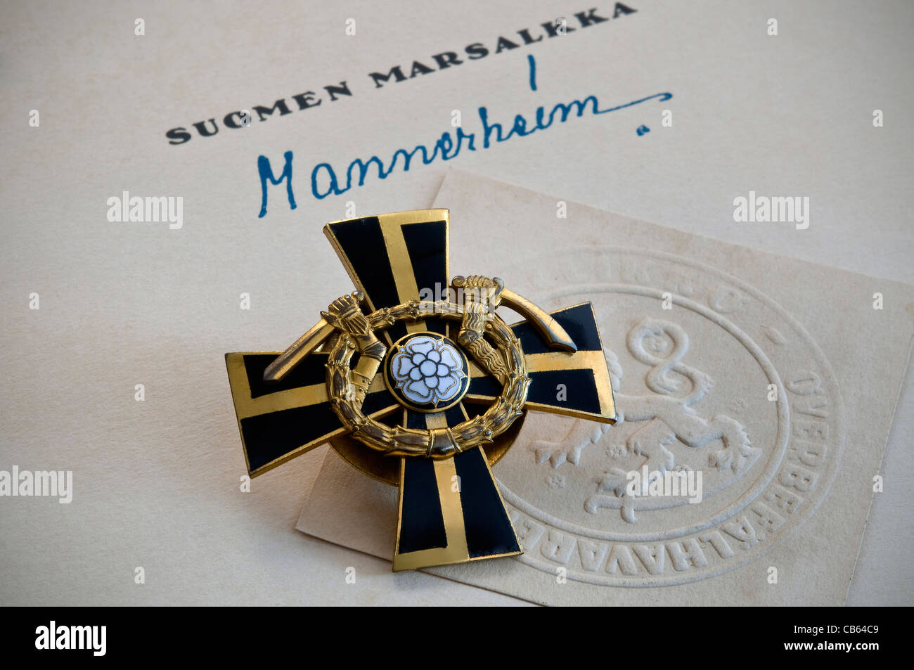 „Das Mannerheimer Kreuz“ Top-finnische Militärmedaille und signiertes Zertifikat, ausgezeichnet für auffällige Gallanterie-Kämpfe der Sowjetunion, dem Zweiten Weltkrieg Stockfoto
