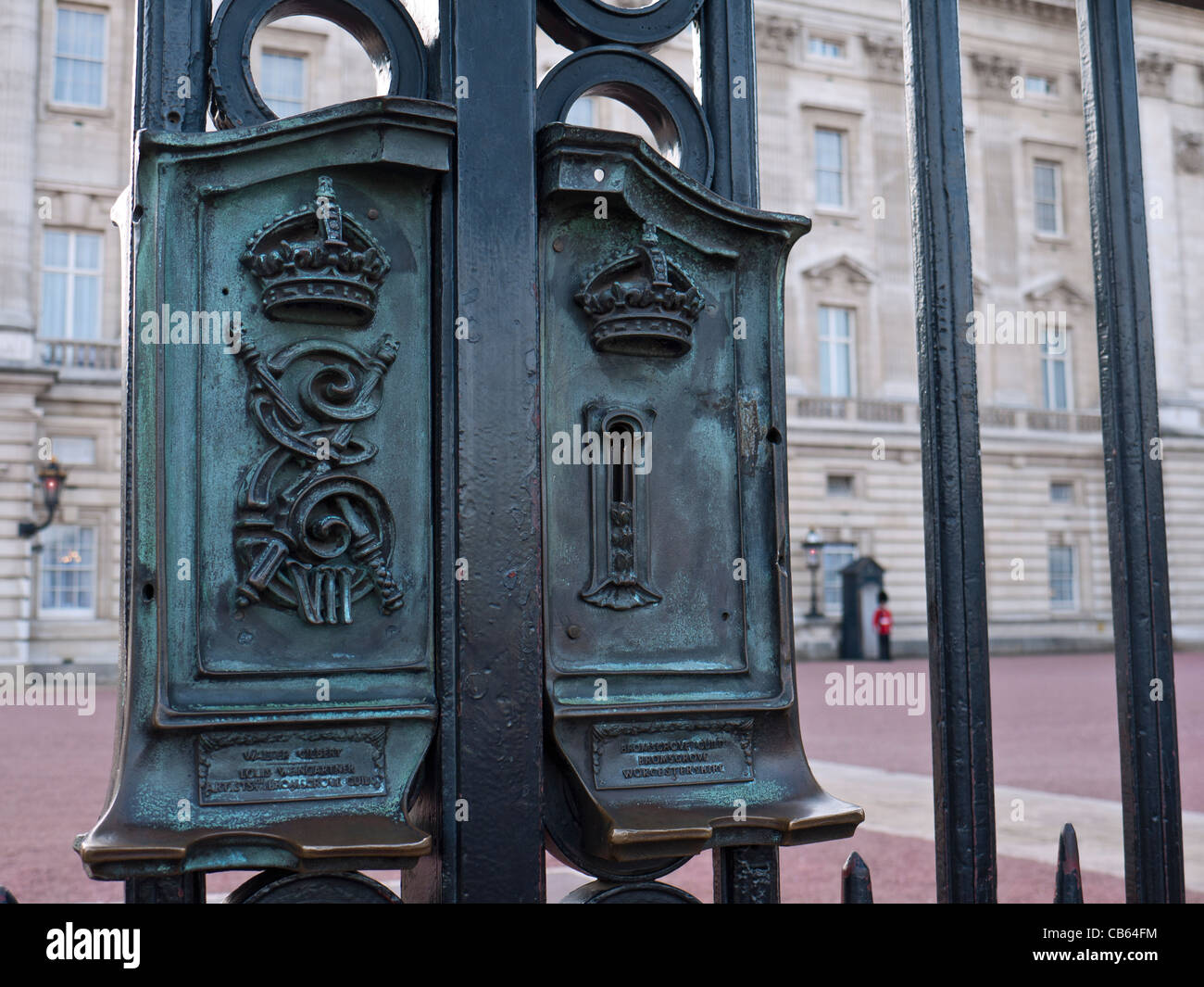 Schließen Sie die Ansicht auf die reich verzierten Schlösser an den geschlossenen Toren am Buckingham Palace London UK Stockfoto