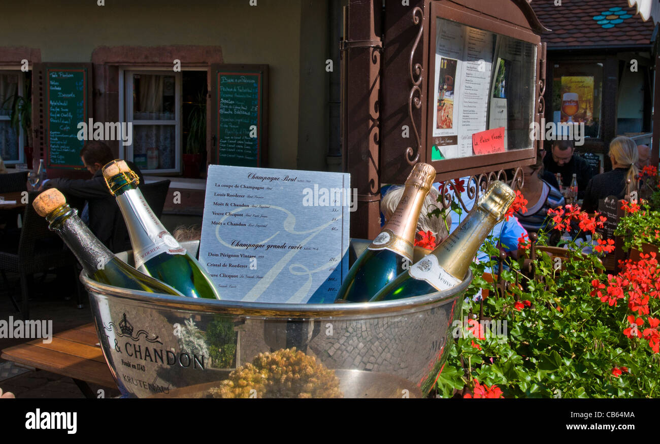 Alfresco Champagner flaschen Kühlen für Gäste in großen Weinkühler auf Außen floral Restaurant Champagner Bar Terrasse Tisch Stockfoto