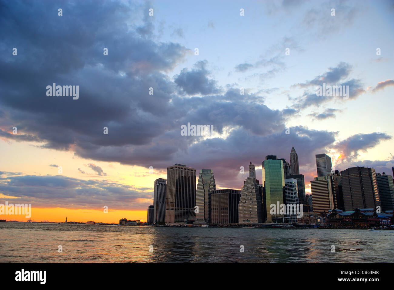 Sonnenuntergang hinter der Skyline von Downtown Manhattan und den Hafen von New York Stockfoto