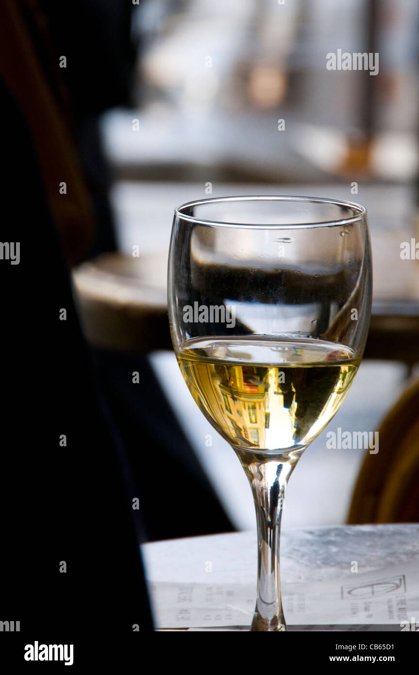 weißer Wein sitzen Glastisch Stockfoto