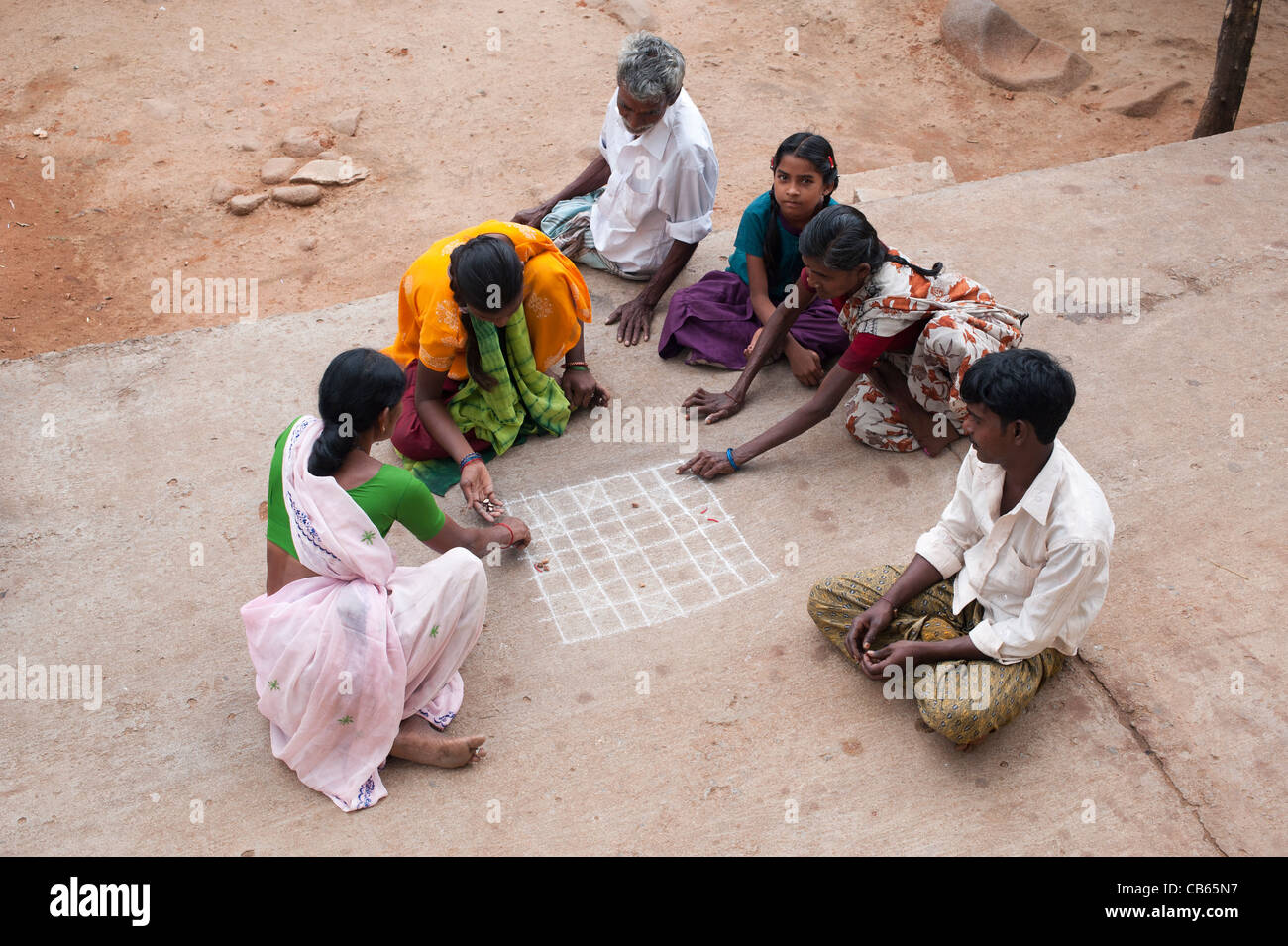indische Dorfbewohner ein Spiel auf der Straße. Andhra Pradesh, Indien Stockfoto