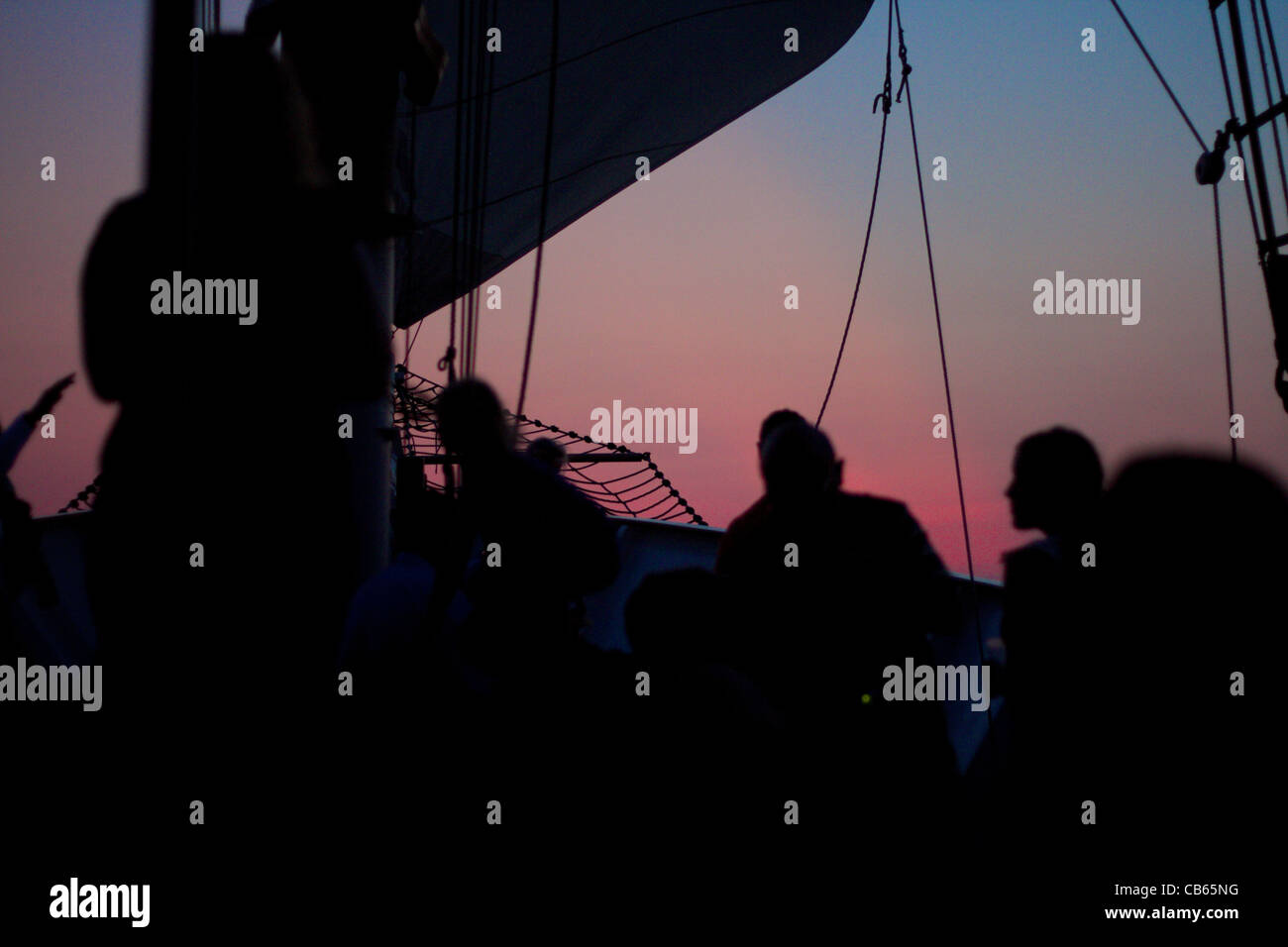 New York City Nacht Abend Schiff fahren silhouette Stockfoto