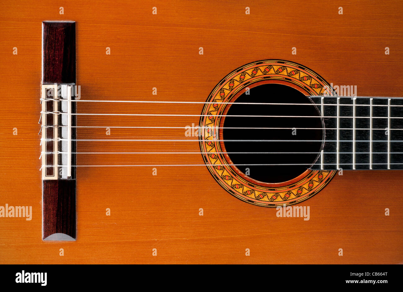 Eine hölzerne klassische und akustische Gitarre mit Nylon-Saiten. Stockfoto