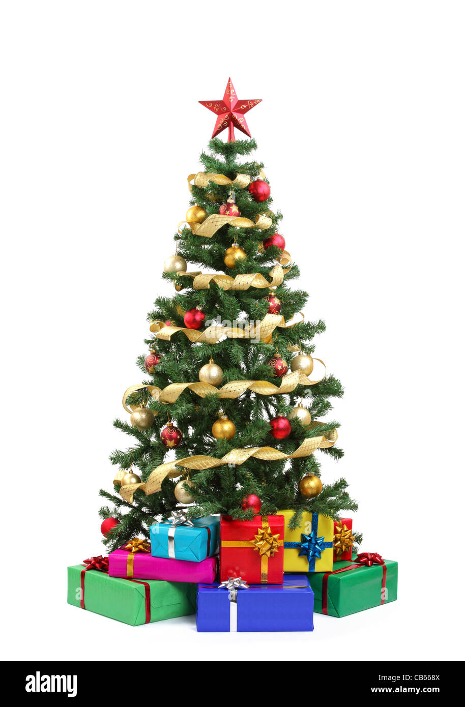 Weihnachtsbaum und Geschenke. Isoliert auf weiss. Stockfoto
