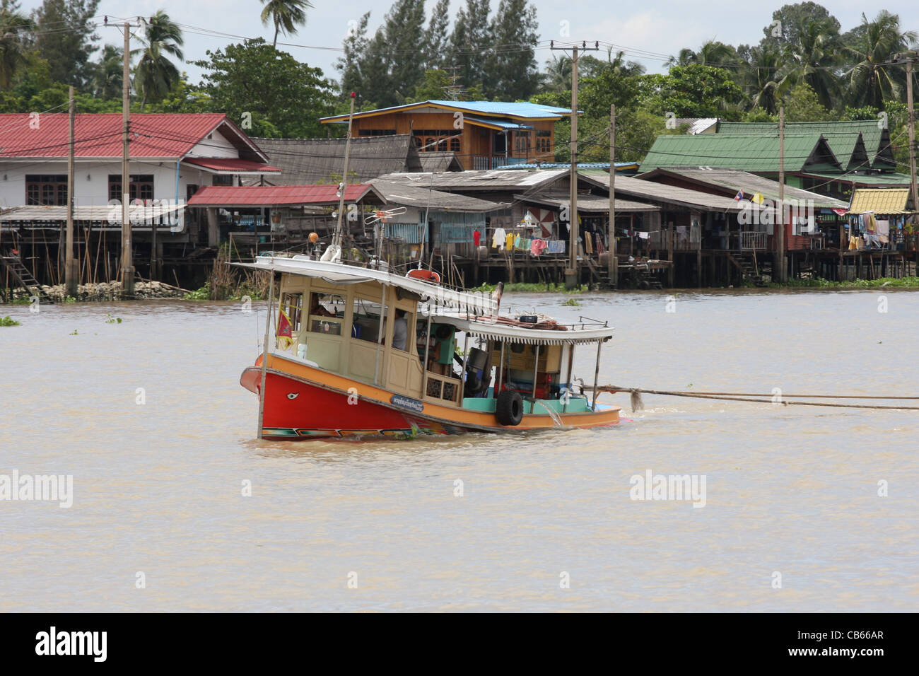 Schlepper schleppen vier Feuerzeuge (Lastkähne) auf dem Chao Phraya River in der Nähe von Bangkok, Thailand Stockfoto