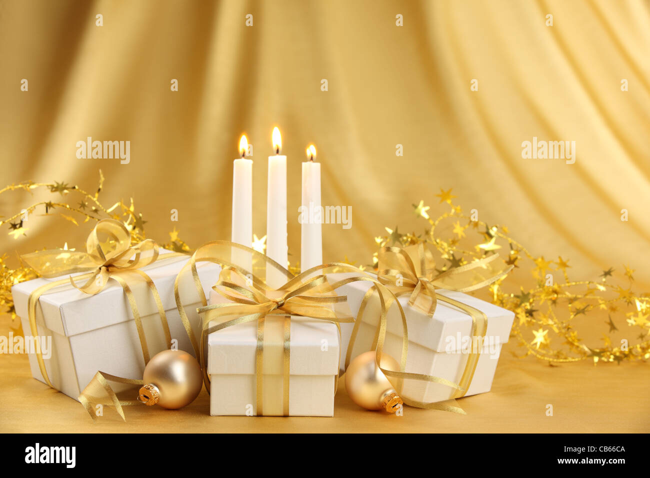 Weihnachts-Geschenk-Boxen mit Kerzen und Kugeln verziert Stockfoto