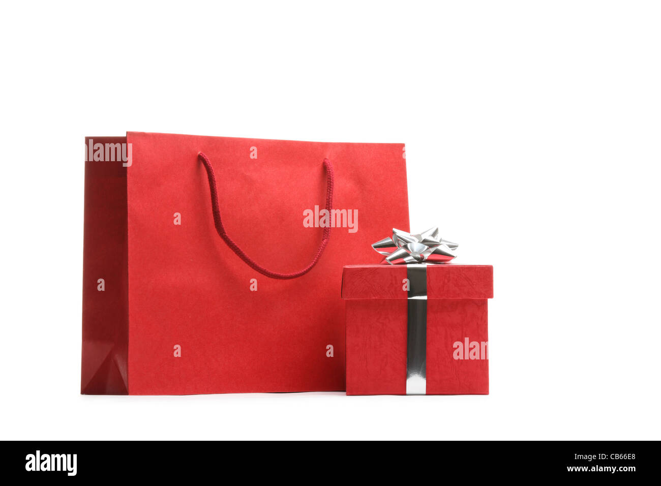 Einkaufstasche und Geschenk-Box, die isoliert auf weiss. Stockfoto