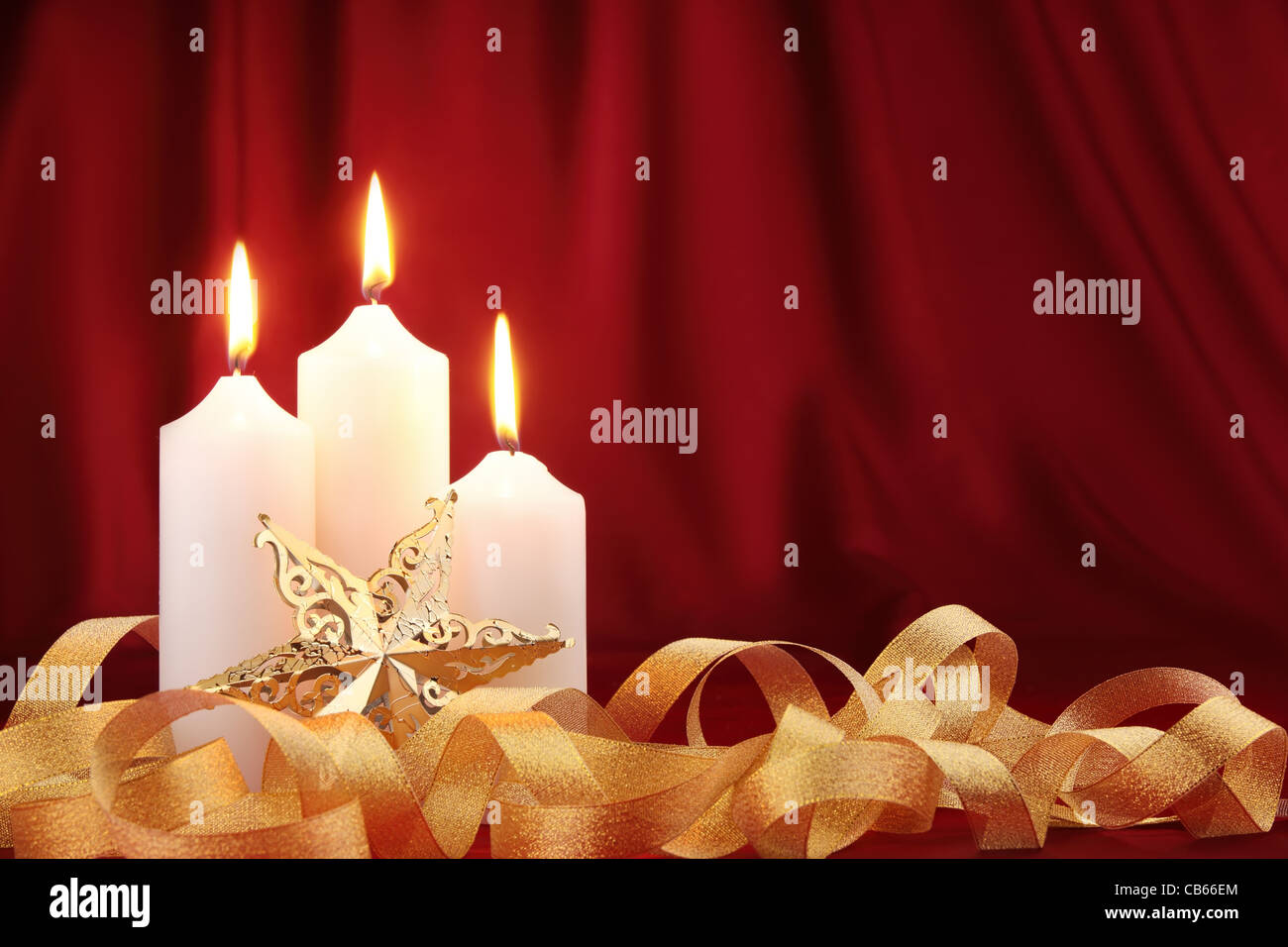 Weihnachtskerzen dekoriert mit Band Stockfoto