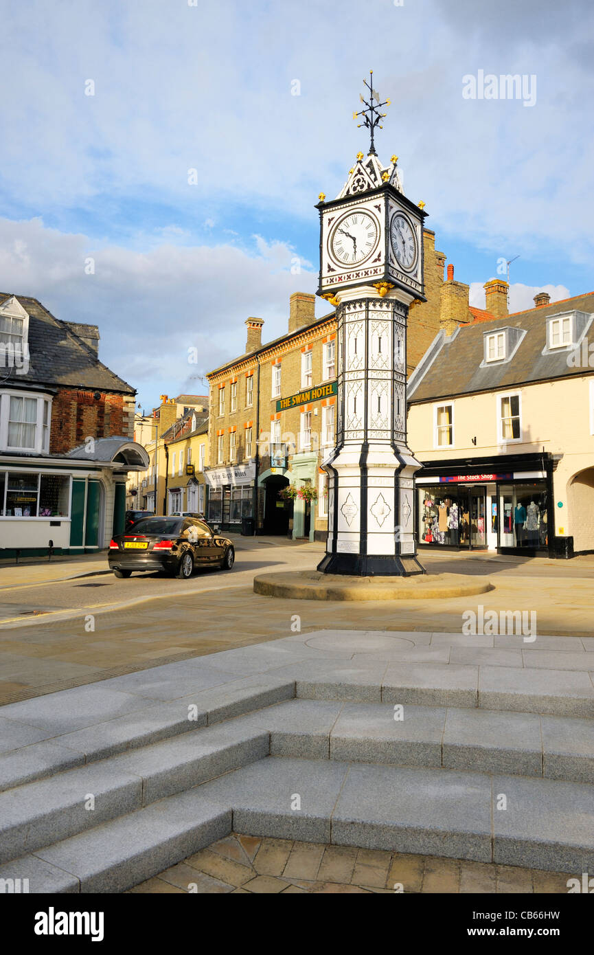 Viktorianische Uhrturm, erbaut 1878, im Zentrum der alten Fenland Marktstadt Downham Market, Norfolk, East Anglia, England, UK Stockfoto