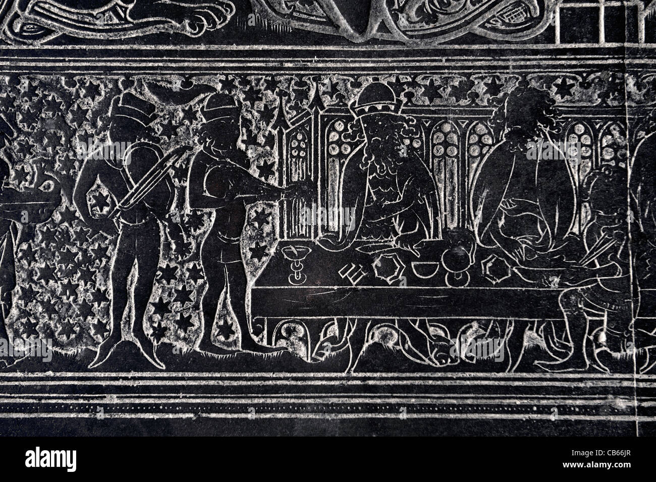 Detail. 1364 mittelalterlichen Denkmal Messing Braunche Messing genannt. St. Margarets Kirche, Kings Lynn, England. Minnesänger auf fest Stockfoto