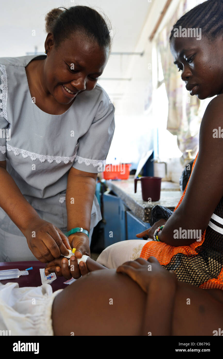 Ein junges Mädchen in einem Krankenhaus für Malaria mit intravenösen Medikamenten, Freetown, Sierra Leone behandelt. Stockfoto