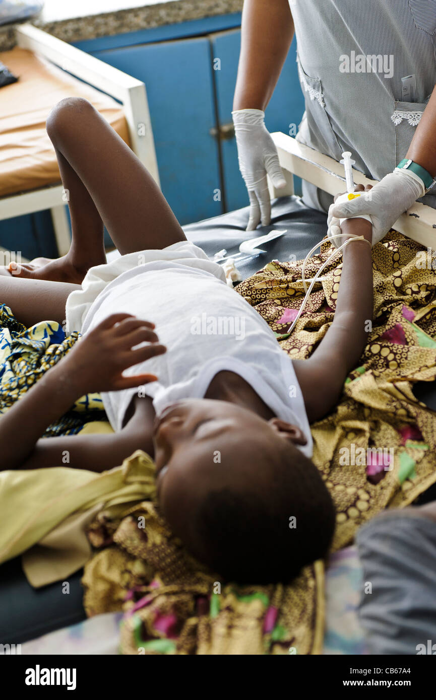 Ein kleiner Junge in einem Krankenhaus für Malaria mit intravenösen Medikamenten, Freetown, Sierra Leone behandelt. Stockfoto