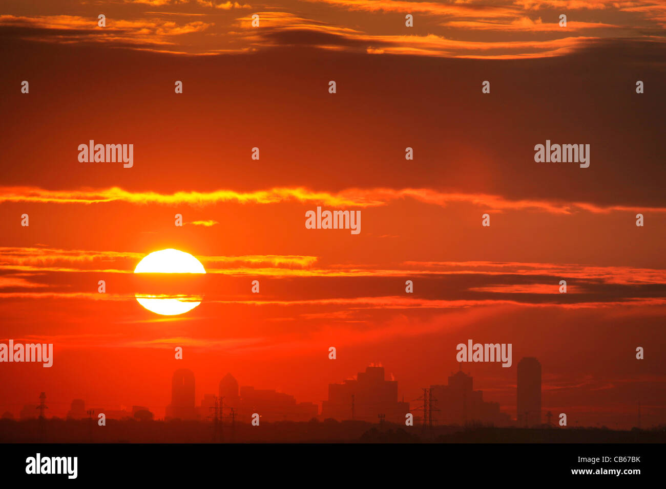 Eine riesige Sonne geht über der Innenstadt von Dallas, Texas Stockfoto