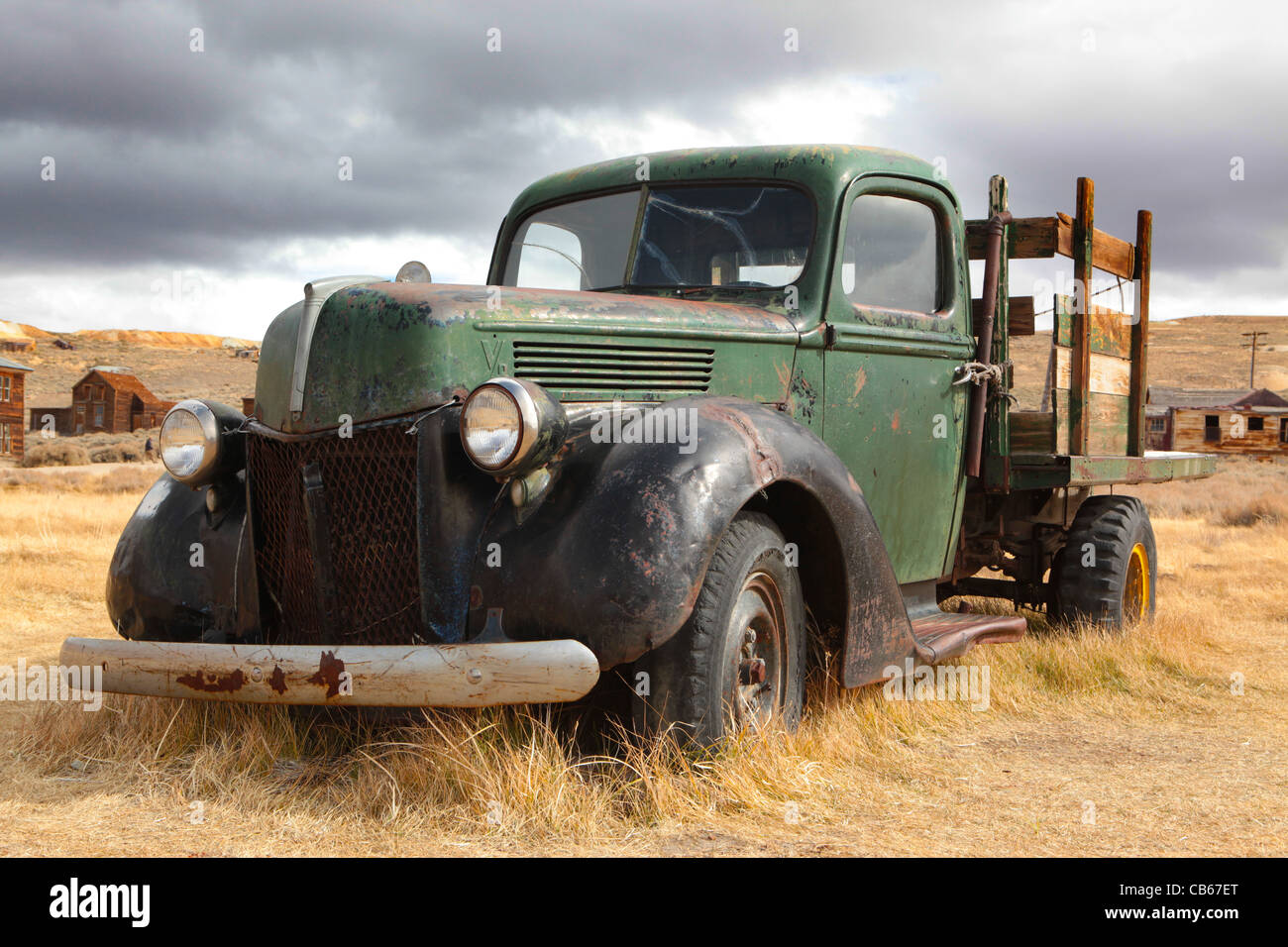 Ein Alter Ford LKW in einem Feld nahe einer Geisterstadt in Bodie, Kalifornien. Stockfoto