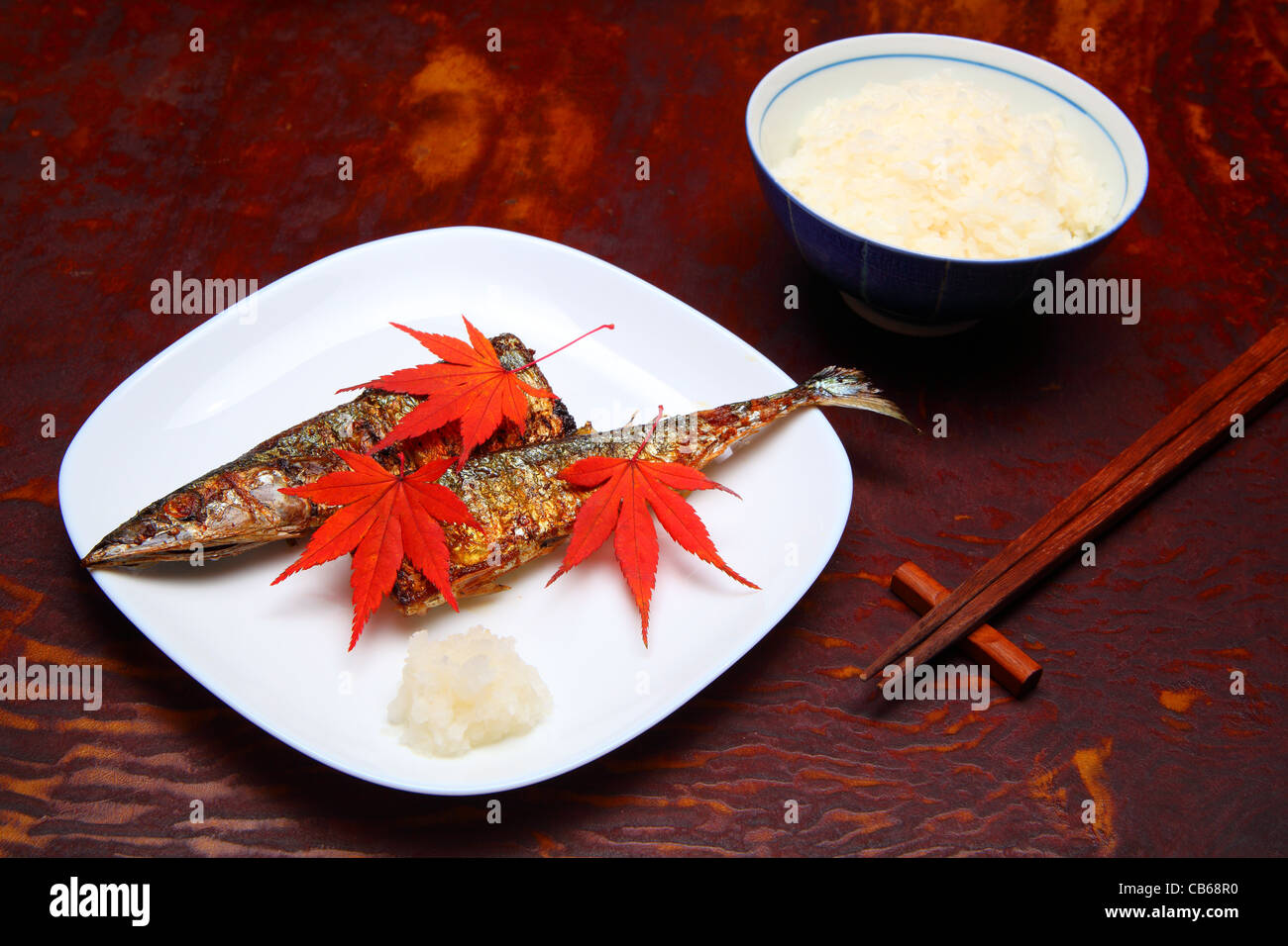 Gegrillter Fisch Saury und gekochtem Reis, japanisches Essen Stockfoto