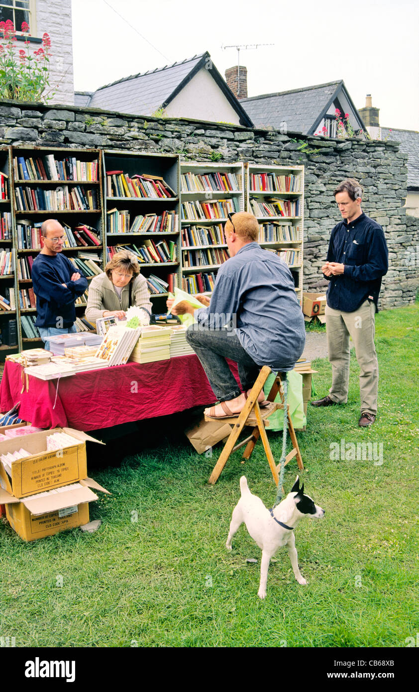 Gebrauchte Bücher zum Verkauf im Schlosshof, Dorf von Hay-on-Wye, Powys, Wales, UK, berühmt für jährliche Literaturfestival Heu Stockfoto