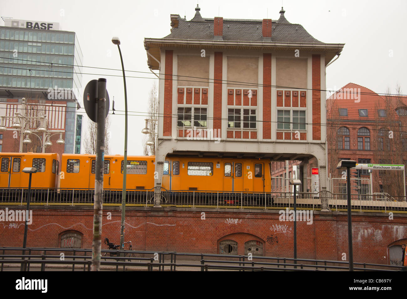Berlin, Deutschland, 05.März 2011: Warschauer Straße U-Bah Bahnhof - Gelb elektrische Zug unter dem Haus, bauen auf mittlerer Kapazität Schienenverkehrs rail line Stockfoto