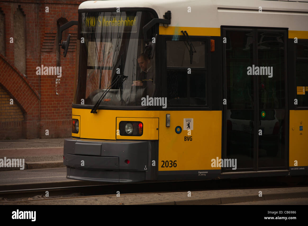 Berlin, Deutschland, 5. März 2011: Gelbe elektrische Straßenbahn in der Nähe Warschauer Straße U-bah Bahnhof Stockfoto
