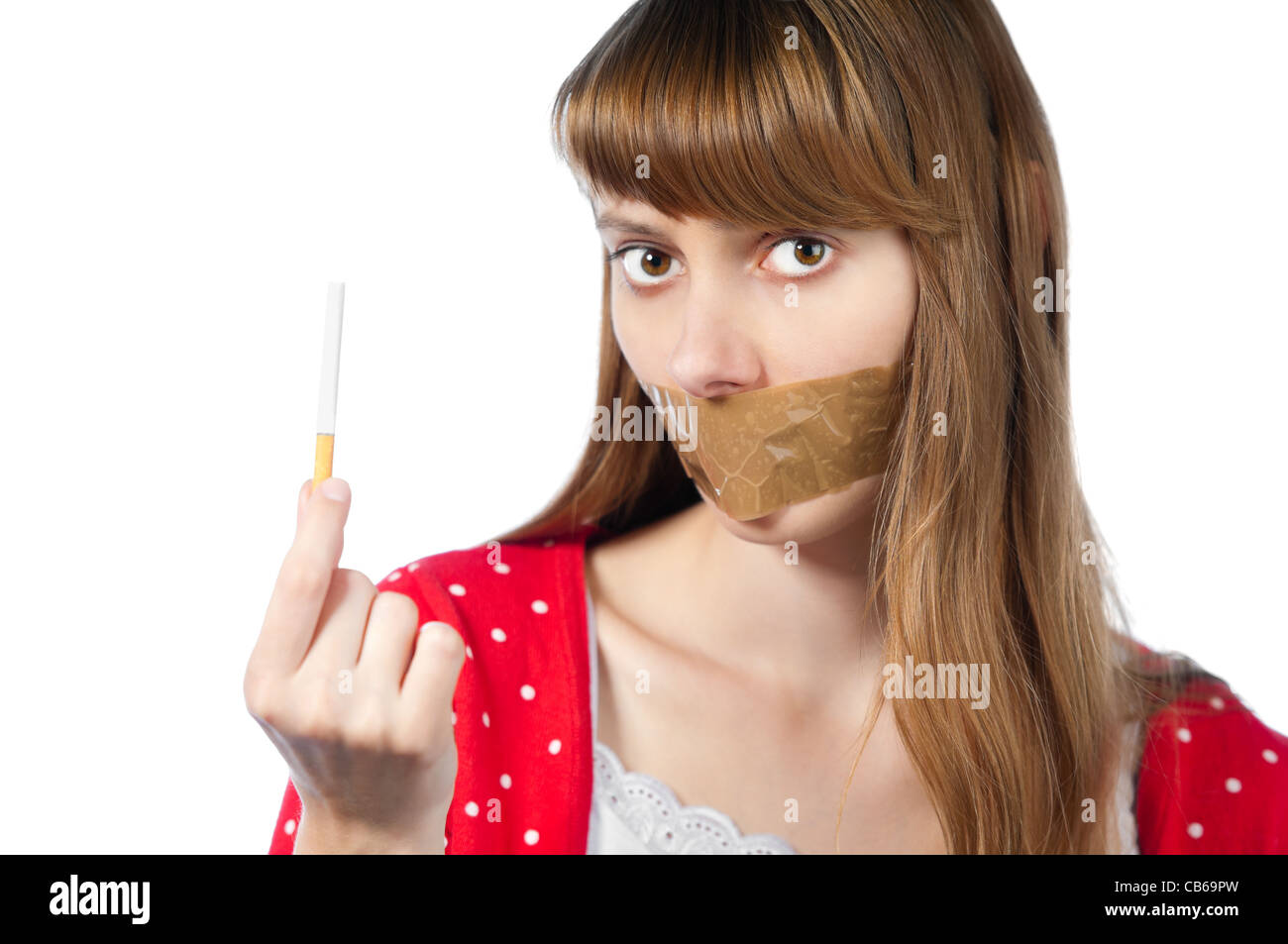 Schöne junge Frau mit Klebeband auf den Mund und Zigarette in der Hand. Blick in die Kamera. Stop Smoking-Konzept. Stockfoto