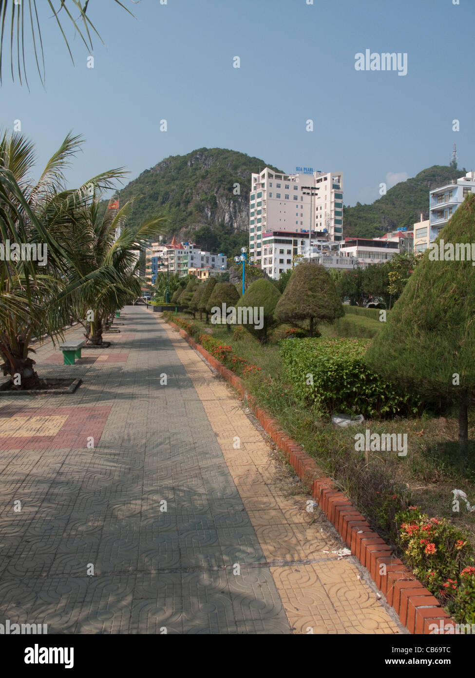 Die Promenade am Cat Ba Island in Vietnam mit modernen Hotels in der Ferne Stockfoto